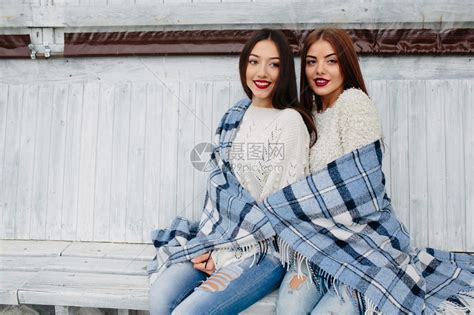 两名女孩坐在公园的长凳上高清图片下载-正版图片507249375-摄图网