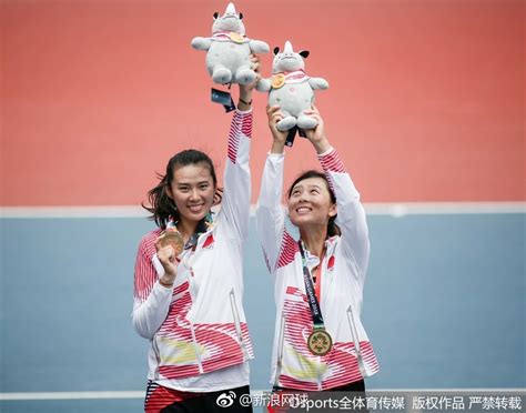 亚运会网球女双颁奖图来啦，再次恭喜@徐一璠 @珠珠大志向 图集：