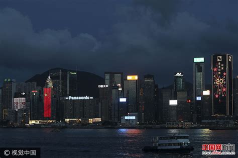 香港：七一临近 维港两侧“升起”巨幅国旗和区旗_新闻中心_中国网