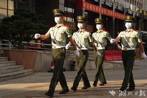 武警上海市总队执勤第四支队十中队：当好新时代“霓虹灯下的哨兵”|为民服务|中队|南京路_新浪新闻