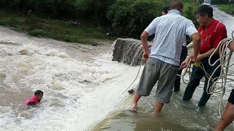 恩施一男子连人带车被卷入洪水 幸被村民救起_大楚网_腾讯网