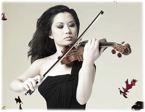 拉小提琴的美女博主高清图片下载-正版图片505985431-摄图网