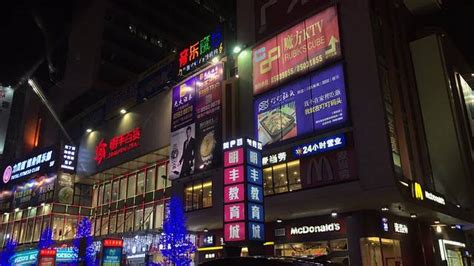 东莞黄江夜市很热闹的一个地方，田心村街道热闹非凡