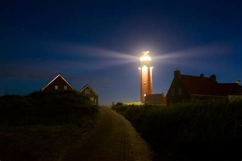 夜晚中的灯塔图片-明亮的灯塔素材-高清图片-摄影照片-寻图免费打包下载