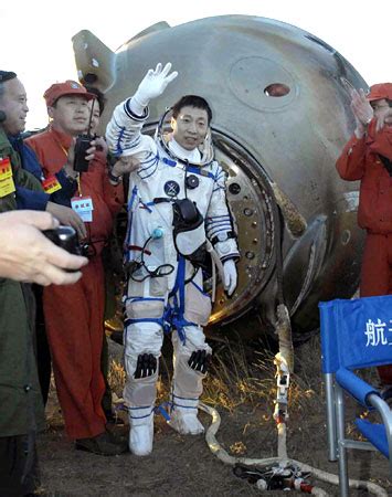 中国航天员太空授课 王亚平演示神奇实验-中新网