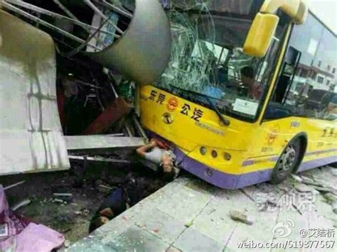 汇思想 _ 44路公交车事故已2人死亡 伤者：从车后飞到中门