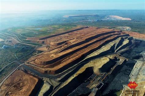 矿山堆放的煤矿高清图片下载-正版图片600351657-摄图网