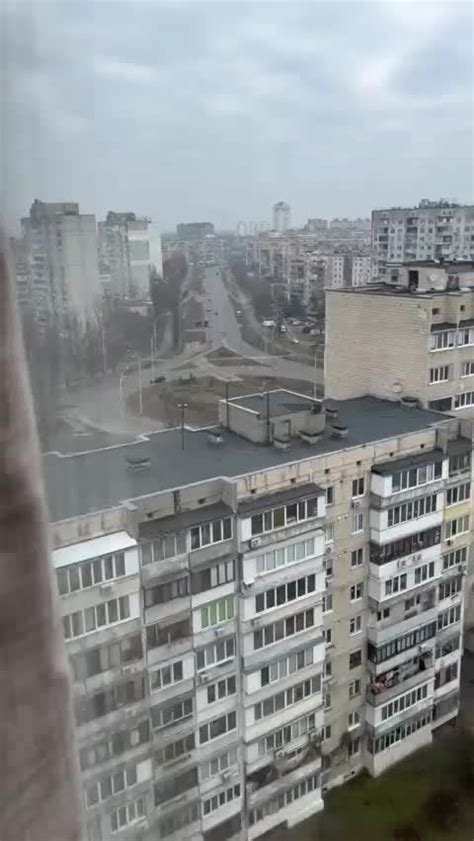 一辆俄罗斯战车出现在乌克兰首都基辅奥博隆区街头_凤凰网视频_凤凰网