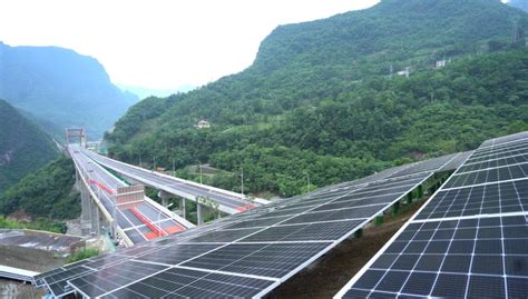 重庆首条“高速公路+光伏”分布式光伏发电项目7个点位全部并网发电 - 上游新闻·汇聚向上的力量