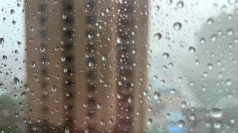 下雨天看向窗外的年轻女性高清图片下载-正版图片502122456-摄图网