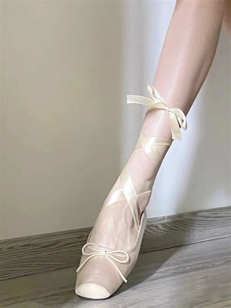 赫本最爱的平底鞋是这款？走路优雅又轻快，连贝嫂也给女儿穿_芭蕾舞