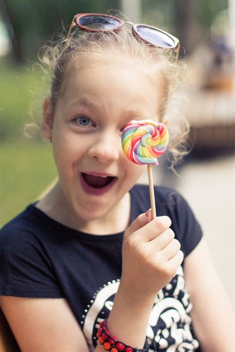 盛宴上拿糖果的孩子的画像一个孩子吃棒棒糖棒5398高清图片下载-正版图片307146082-摄图网