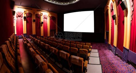 电影院座位排前的电影院屏幕显示从电影放映机投影的白色屏幕高清图片下载-正版图片504440083-摄图网