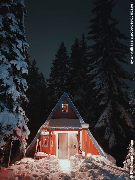 冬季被雪覆盖的小房子