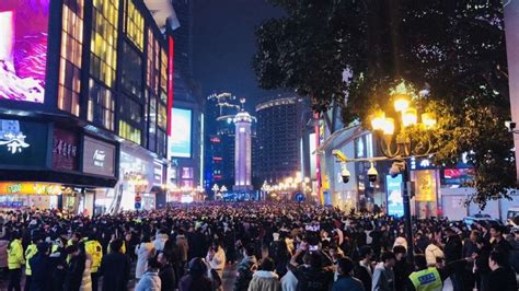 重庆解放碑数万人跨年夜 上千警察站岗_手机凤凰网
