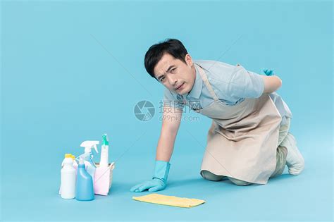 在家做清洁的人高清图片下载-正版图片507405104-摄图网