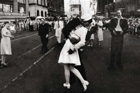 胜利之吻：他与她接吻的照片传遍了世界，却终生再也没相见