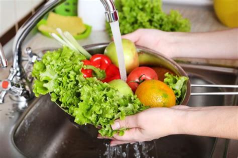 在厨房水槽中浸泡蔬菜。在吃蔬菜之前要彻底清洗，将生蔬菜浸泡在水中消毒是相对有效的。照片摄影图片_ID:362703026-Veer图库