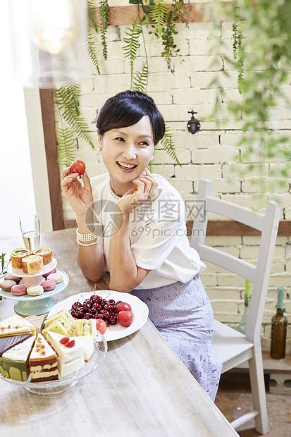 正在享受下午茶的中年气质女性高清图片下载-正版图片502213745-摄图网
