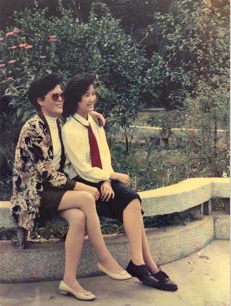 九十年代历史老照片：最时髦的穿着打扮_手机网易网 : 图为去广东打工的两名女民工回家。皮革服装、牛仔裤、厚高跟鞋和皮鞋是当时最流行的服装。图为 ...