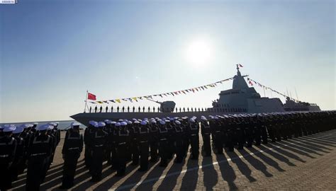 海军055型万吨级驱逐舰南昌舰在山东青岛正式入列_手机新浪网