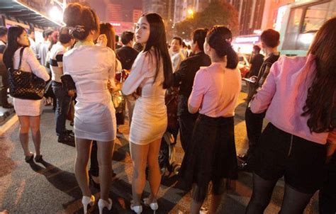 上海：“网红夜市”安义夜巷回归 助消费复苏-人民图片网