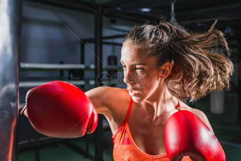 女子拳击训练与拳击袋高清图片下载-正版图片507446179-摄图网