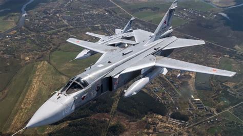 俄南部军区1架苏-24战机训练时坠毁 飞行员成功逃生_凤凰网
