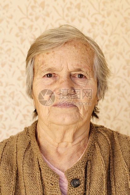 特写肖像老妇人看着相机高清图片下载-正版图片504858925-摄图网