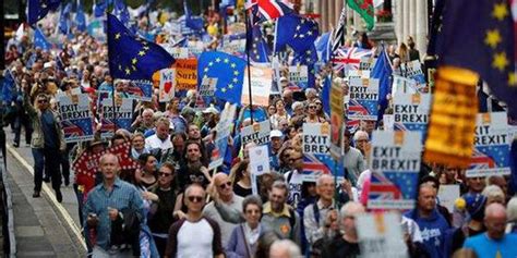 英联邦政府首脑会议首日 反脱欧民众议会大厦外举行抗议|议会大厦|英联邦|首脑_新浪新闻