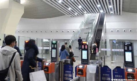 南宁铁路：3日火车票预售超40万人次，开行5趟旅游专列