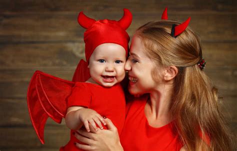 恶魔装扮的孩子图片-木制背景上玩南瓜灯的恶魔装扮的孩子素材-高清图片-摄影照片-寻图免费打包下载