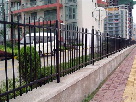 定制小区庭院隔离锌钢护栏 学校围墙锌钢护栏 厂区维护锌钢护栏-阿里巴巴