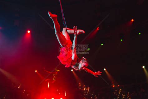 空中飞人在马戏团舞台上的表演高清图片下载-正版图片506316858-摄图网