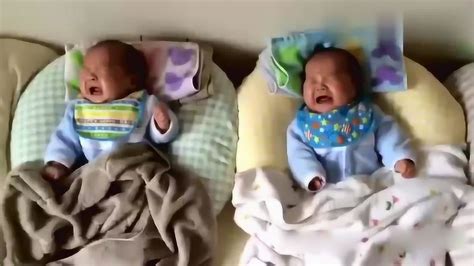 双胞胎宝宝同时大哭，婴儿的哭声响彻整个房间，妈妈去哪了_腾讯视频}