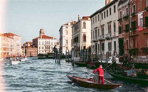 威尼斯运河上的小艇图片-码头上的小艇素材-高清图片-摄影照片-寻图免费打包下载