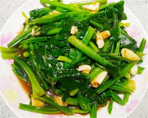 菠菜这样做，营养不流失，清凉、翠绿没涩味，适合夏季天热吃_干辣椒