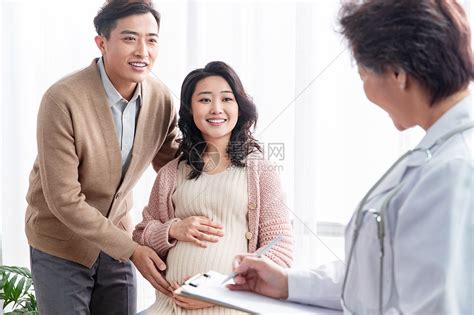 医生给孕妇检查身体高清图片下载-正版图片501951333-摄图网