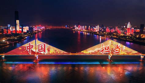 武汉夜晚灯光全亮的长江大桥高清图片下载-正版图片500039767-摄图网