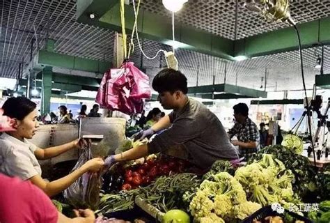 农贸市场策划：菜市场离“直播卖菜”还有多远？_杭州华策环境艺术设计咨询有限公司