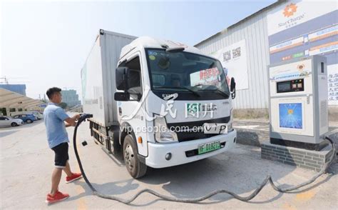 河南郑州最大的电动汽车充电站投入使用-人民图片网