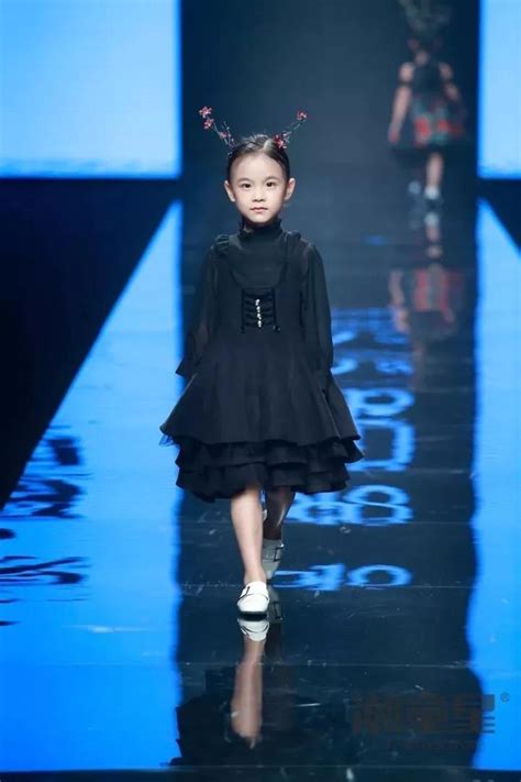 潮童星受邀参加第16届环东华时尚周东华大学创意童装设计发布会