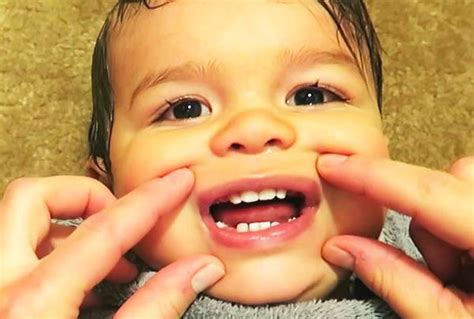 婴儿几个月长牙齿是正常的（乳牙发育萌出时间表）-幼儿百科-魔术铺
