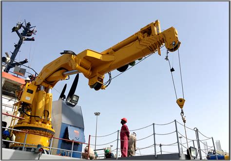 1.6T-19.5M全折臂船用吊机发往巴拿马_上海豪鹰机械设备有限公司