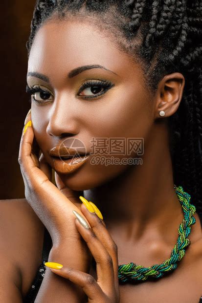 近距离的摄影棚肖像迷人的年轻非洲女人美丽的一张照片女高清图片下载-正版图片503370528-摄图网