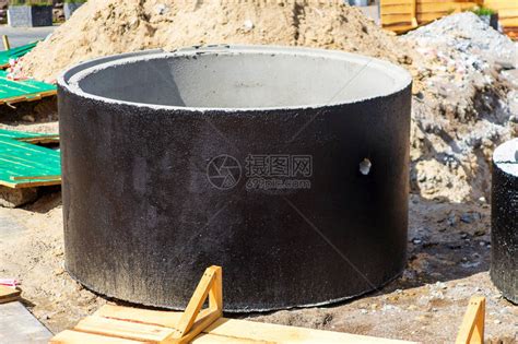 在施工现场安装混凝土下水井污水池溢流化粪池使用钢筋混凝土环改善水井和雨水排高清图片下载-正版图片506167826-摄图网