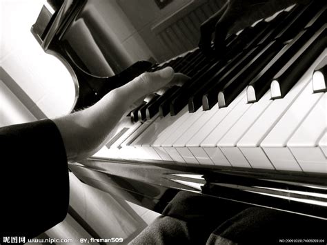 弹钢琴的手部特写高清图片下载-正版图片501732569-摄图网