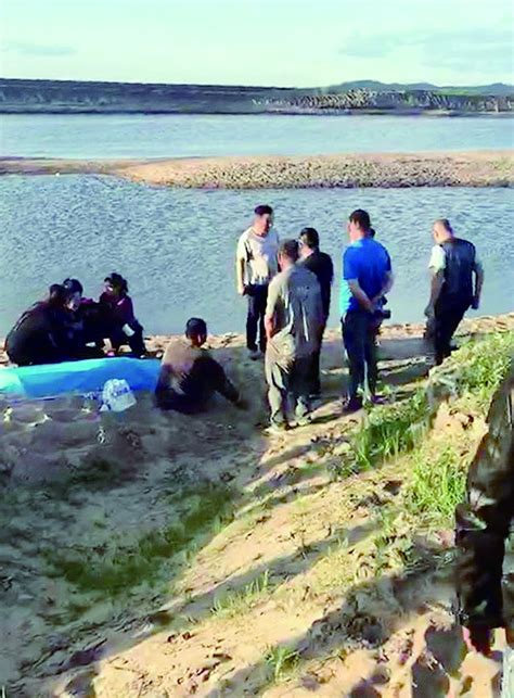 男生为捡食物落水两花季女孩救人三人溺亡