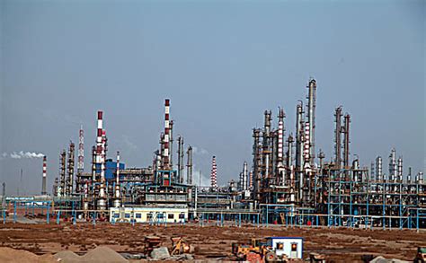 石油工业炼油厂图片-黎明时分有灯光有倒影的石油工业炼油厂素材-高清图片-摄影照片-寻图免费打包下载