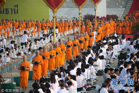 泰国1130位僧侣集体燃烛诵经 点燃心灯照亮世界_佛教频道_凤凰网